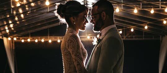 pareja feliz por casarse